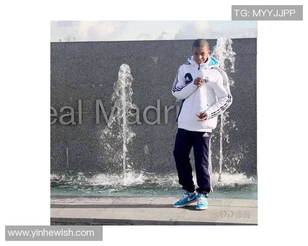 姆巴佩儿时梦想成真!与C罗合影留念,少年的足球梦即将启航